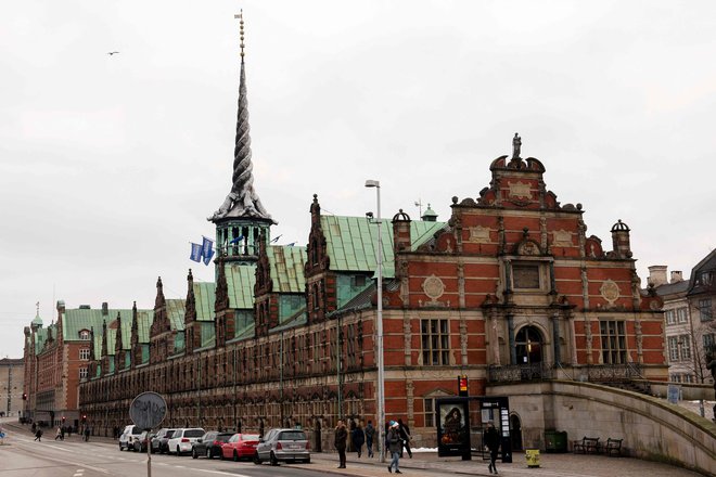 Borza je ena najstarejših stavb v danski prestolnici. Tako je bila videti leta 2019. FOTO: Linda Kastrup/AFP