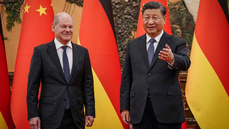 Fotografija: Cilj Scholzevega obiska je bil prej povečanje trgovine in gospodarskega sodelovanja s Kitajsko kot postavljanje ovir in napoved »deriskinga« v odnosih z azijsko silo. FOTO: Kay Nietfeld/AFP