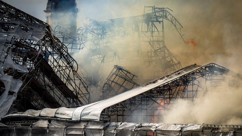 Fotografija: Zgorela je polovica historičnega borznega objekta, ki se v danščini imenuje Børsen. FOTO: Emil Nicolai Helms/AFP