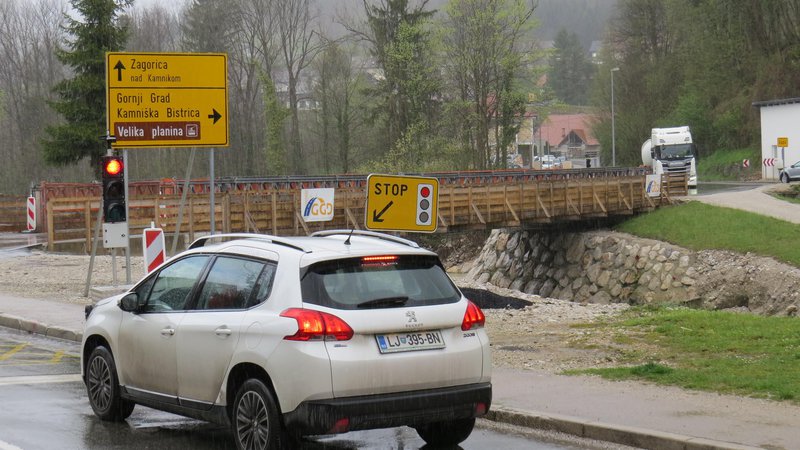 Fotografija: Montažnega mostu čez Kamniško Bistrico še ne bodo razstavili in odpeljali. FOTO: Bojan Rajšek/Delo