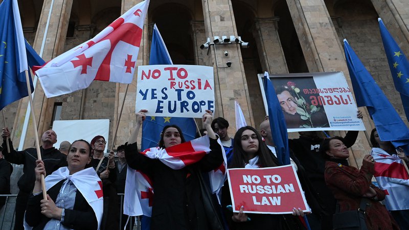 Fotografija: »Mi smo izbrali Evropo!« in »Gruzija ne bo nikoli Rusija!« piše na transparentih, ki jih protestniki nosijo po središču Tbilisija. FOTO: Vano Šlamov/AFP