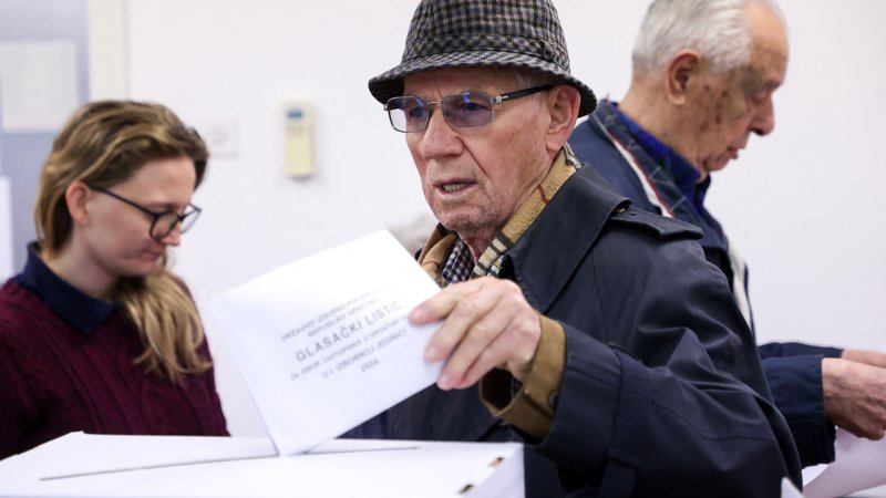 Fotografija: Tokratne volitve na Hrvaškem so privabile precej več volivcev kot pandemične leta 2020. FOTO: Damir Sencar/AFP
