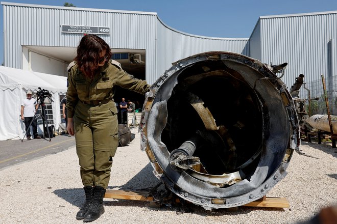 Izraelska vojska kaže balistično raketo, ki so jo potegnili iz Mrtvega morja in o kateri pravijo, da je iranska. FOTO: Amir Cohen/Reuters
