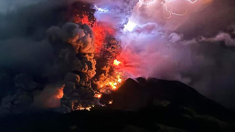 Fotografija: Gora Ruang bruha vročo lavo in dim. Vulkan je 17. aprila ponoči večkrat izbruhnil v najbolj oddaljeni regiji Indonezije, zaradi česar so morali evakuirati več sto ljudi, potem ko je v nebo bruhal lavo in več kot kilometer visok steber dima. Foto: Handout/Afp