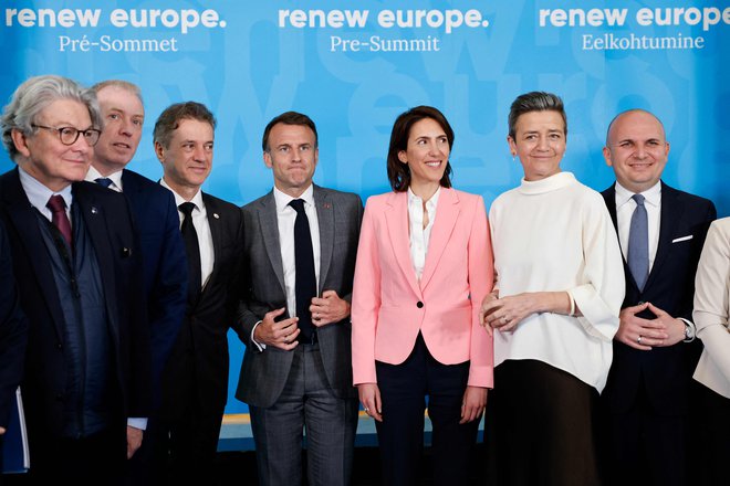 Skupina predstavnikov stranke Renew Europe, med njimi slovenski premier Golob, francoski predsednik Macron in predsednica skupine Valerie Hayer (v sredini) FOTO: Ludovic Marin/AFP