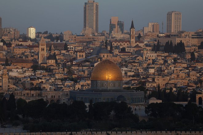 Izrael je kljub opozorilom zatrdil, da bo odgovoril na iranski napad na državo zadnji konec tedna. Na fotografiji Jeruzalem danes zjutraj po izpolnitvi te obljube. FOTO: Ahmad Gharabli/AFP