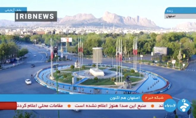 Posnetek zaslona iranske državne televizije po njenih navedbah v živo prikazuje mesto Isfahan, potem ko so v istoimenski provinci v osrednjem Iranu odjeknile eksplozije. FOTO: AFP