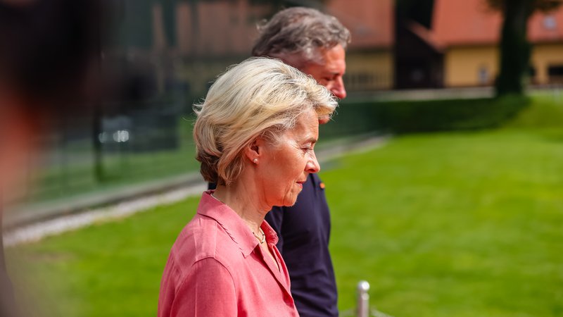Fotografija: Predsednica evropske komisije Ursula von der Leyen in premier Robert Golob. FOTO: Črt Piksi/Delo