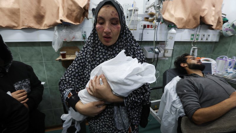 Fotografija: V brutalnem izraelskem obračunavanju z Gazo, ki traja že več kot pol leta, je bilo umorjenih najmanj petnajst tisoč palestinskih otrok. FOTO: Ibraheem Abu Mustafa/ Reuters