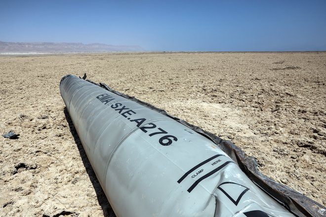 Ostanki balistične rakete v puščavi blizu Mrtvega morja po obsežnem napadu Irana z raketami in droni na Izrael. FOTO: Ronen Zvulun/Reuters