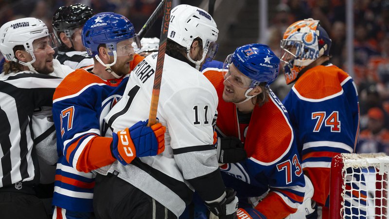 Fotografija: Hokejisti Edmontona so tokrat dobro onemogočali Anžeta Kopitarja. FOTO: Codie Mclachlan/AFP