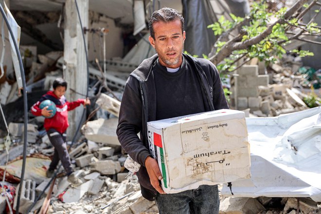 Humanitarna pomoč za preživele FOTO: AFP