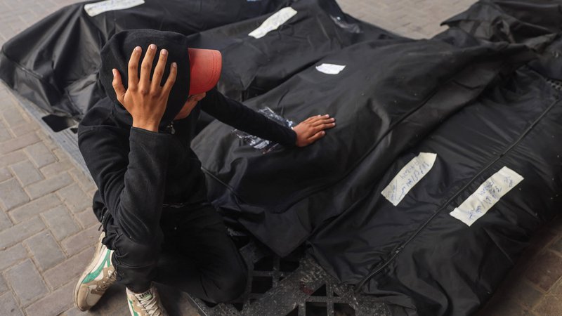 Fotografija: Žrtve bombardiranja v Rafi FOTO: Mohammed Abed/AFP