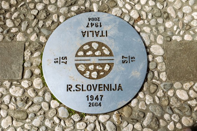 Mejni kamen, ki je nekoč ločeval Novo Gorico in Gorico, danes pa je vgrajen v Trg Evrope. FOTO: Črt Piksi/Delo