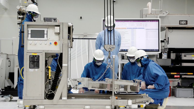 Fotografija: ASML, vodilni proizvajalec strojev za izdelovanje čipov, je objavil poslabšanje poslovnih rezultatov.

FOTO: Ann Wang/Reuters