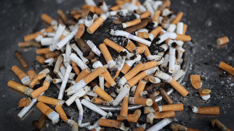 Fotografija: Proizvajalci bodo morali plačati tudi pospravljanje cigaretnih ogorkov. FOTO: Leon Vidic/Delo