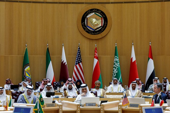Antony Blinken, katarski zunanji minister šejk Mohamed bin Abdulrahman bin Jasim Al Tani in drugi na včerajšnjem srečanju v Riadu FOTO: Evelyn Hockstein/Reuters