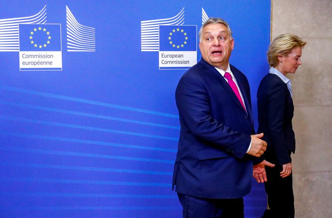 Madžarski premier Viktor Orbán in predsednica evropske komisije Ursula von der Leyen. FOTO: Francois Lenoir/Reuters