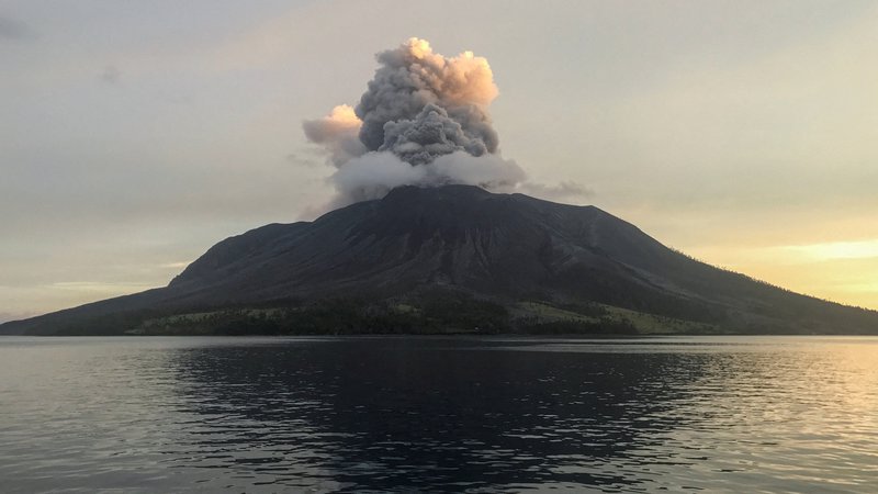 Fotografija: Ognjenik je ta mesec izbruhnil najmanj šestkrat, domove je moralo zapustiti več kot 6000 ljudi. FOTO: Chermanto Tjaombah/Reuters