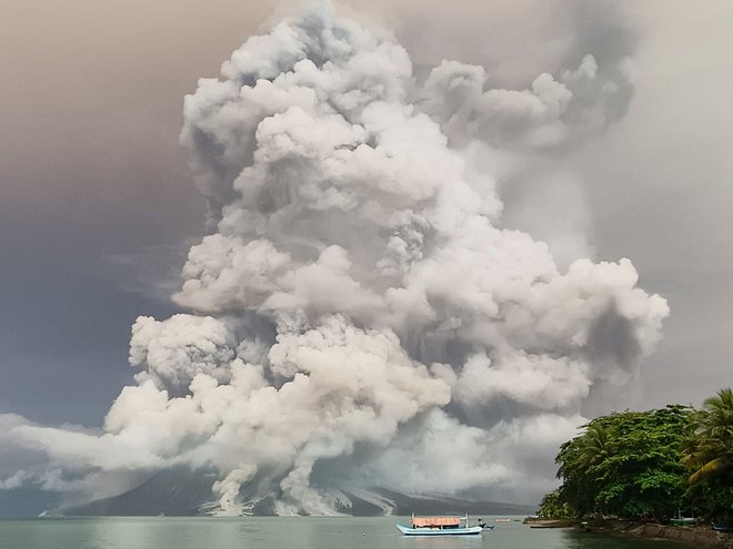 Oblasti so tudi znova vzpostavile šest kilometrov široko zaprto območje okrog vulkana in posvarile domačine, da nevarnosti novih izbruhov še ni konec. FOTO: AFP
