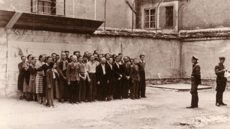 Fotografija: Nacistične okupacijske enote so poleti 1942 v celjskem Starem piskru pobijale talke in talce. Serijo fotografij o zločinu hrani Muzej novejše zgodovine Celje.