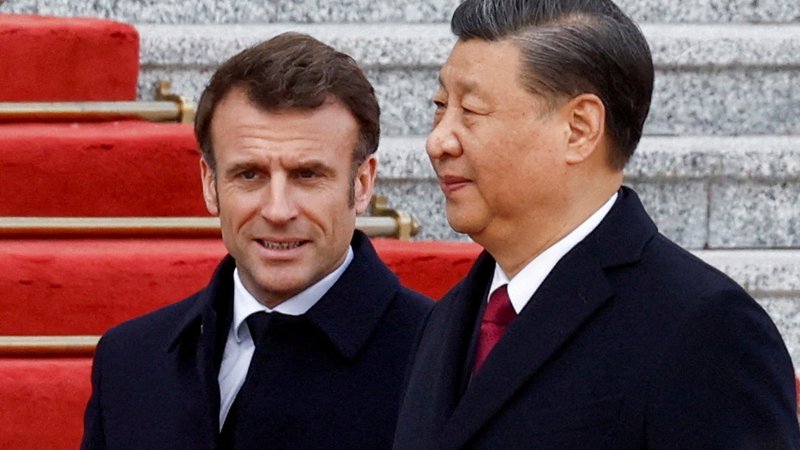 Fotografija: Xi Jinping in Emmanuel Macron v Pekingu aprila lani. FOTO: Gonzalo Fuentes/Reuters