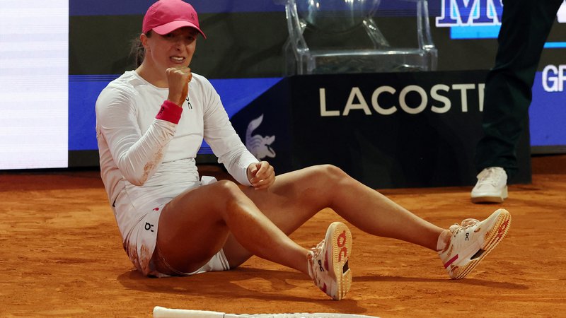Fotografija: Takole se je poljska teniška igralka Iga Swiatek odzvala na zmago v finalu turnirja v Madridu. FOTO: Pierre-philippe Marcou/AFP