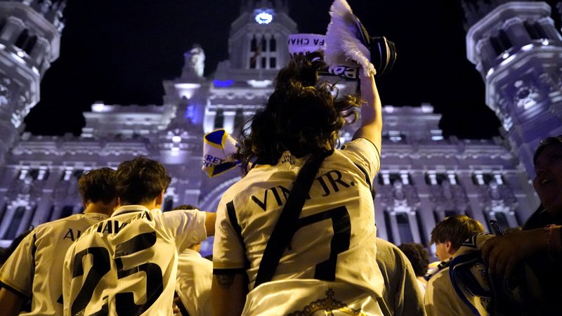 Fotografija: Slavje (brez nogometašev, ki se pripravljajo na tekmo z Bayernom) se je začelo pred fontano Cibelles, nadaljevalo pa tudi pred mestno hišo v Madridu. Foto Ana Beltran/Reuters