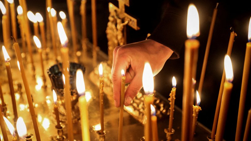 Fotografija: Sveče za veliko noč v Ukrajini. FOTO: Maksym Muzychenko-kishka/Reuters