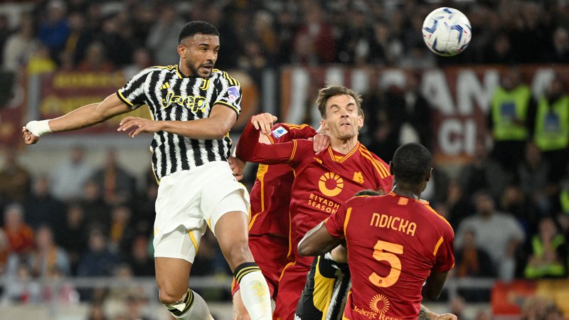 Fotografija: Juventus je z golom Brazilca Bremerja v Rimu »ukradel« dve točki Romi, ki se krčevito bori za uvrstitev v ligo prvakov. FOTO: Alberto Lingria/Reuters