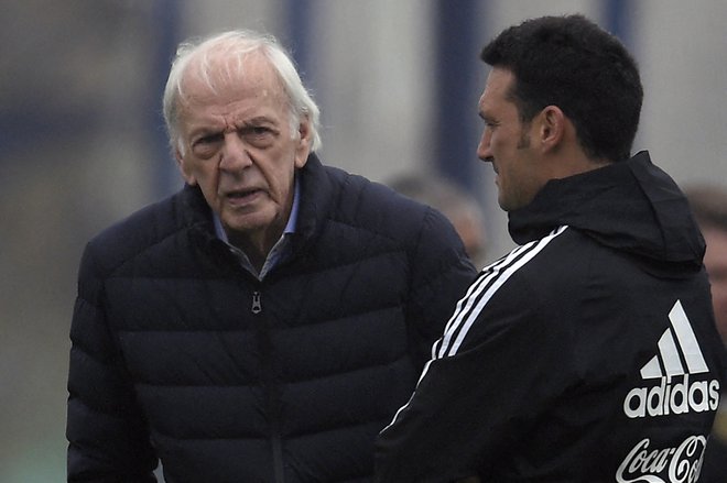 Pred mundialom v Katarju je Cesar Luis Menoti opravljal vlogo direktorja reprezentanc pri Nogometni zvezi Argentine in bil tudi mentor ssvojemu nasledniku med zmagpovalci Lionelu Scaloniju. FOTO: Juan Mabromata Afp