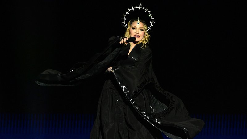 Fotografija: Kraljica popa Madonna, ki bo sredi avgusta dopolnila 66 let, je na sobotnem šovu nastopila s skoraj petdesetminutno zamudo. FOTO: Pablo Porciuncula/AFP