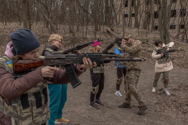 Ukrajina dobiva orožje z Zahoda. FOTO: Roman Pilipey/AFP