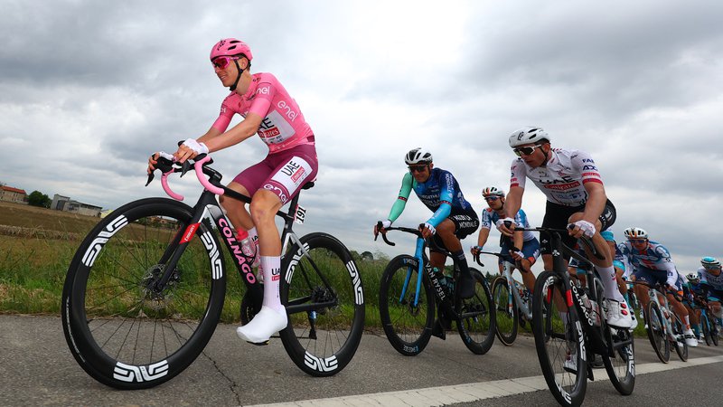 Fotografija: Tadej Pogačar je imel v 3. etapi Gira prvič kolo z rožnatimi dodatki. FOTO: Luca Bettini/AFP