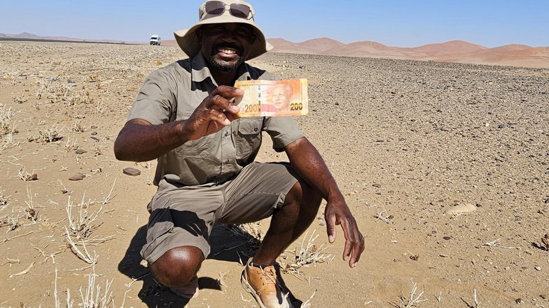 Fotografija: Takole je srečen Johannes, če najde »iglo v veliki puščavi«. Dvakrat po 200 dolarjev, južnoafriških, sicer. FOTO: Boris Šuligoj/Delo