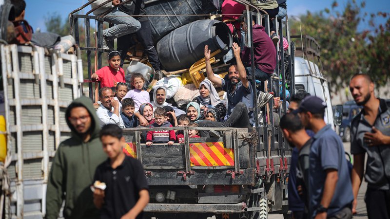 Fotografija: Razseljeni Palestinci znova bežijo iz Rafe z vsem premoženjem, ki ga še imajo. FOTO: AFP