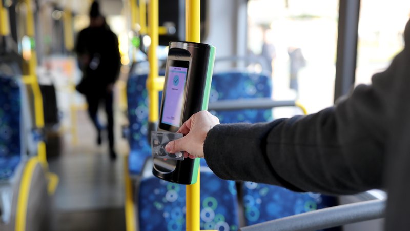 Fotografija: Možnost enostavnega plačevanja voženj z mestnim avtobusom s plačilno kartico je olajšala obisk prestolnice tujcem. FOTO: Blaž Samec/Delo