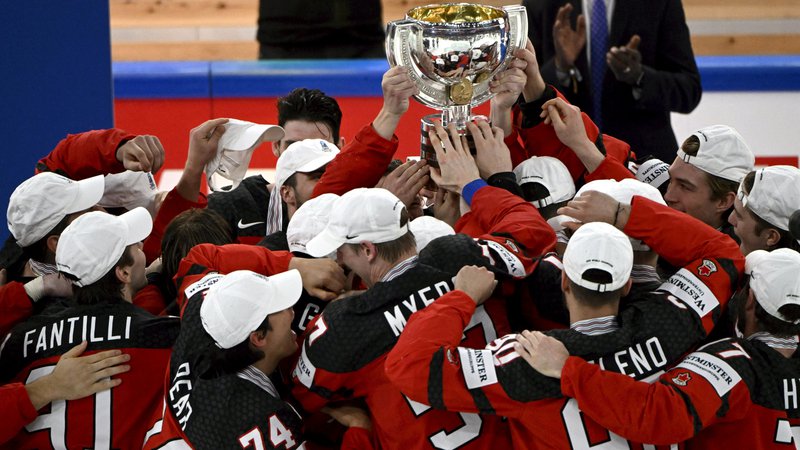 Fotografija: Pred enim letom so se takole v Tampereju naslova veselili kanadski hokejisti. FOTO: Jussi Nukari/Reuters