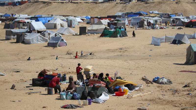 Fotografija: Na tisoče ljudi išče zatočišče. FOTO: AFP