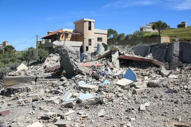 V izraelskem napadu poškodovana hiša v Libanonu. FOTO: Rabih Daher/AFP