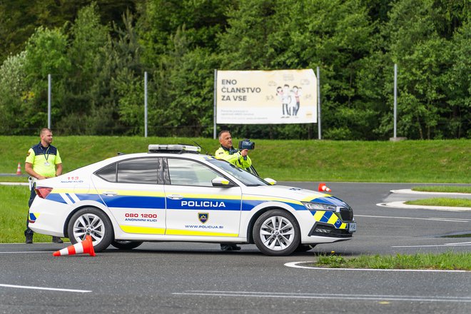 Pri izboru sodeluje tudi policija. Tudi na poligonu je treba upoštevati hitrostne omejitve. FOTO: AMZS/Damjan Končar