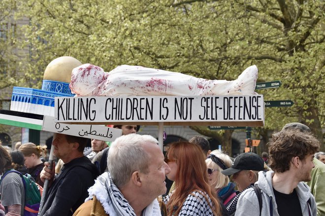 Ubijanje otrok ni samoobramba, je pisalo na enem od transparentov. FOTO: Gašper Završnik