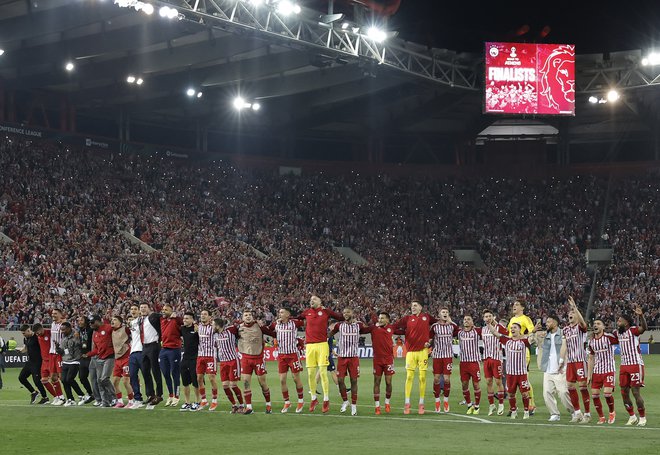 Nogometaši Olympiakosa so se zahvalili navijačem. FOTO: Alkis Konstantinidis/Reuters