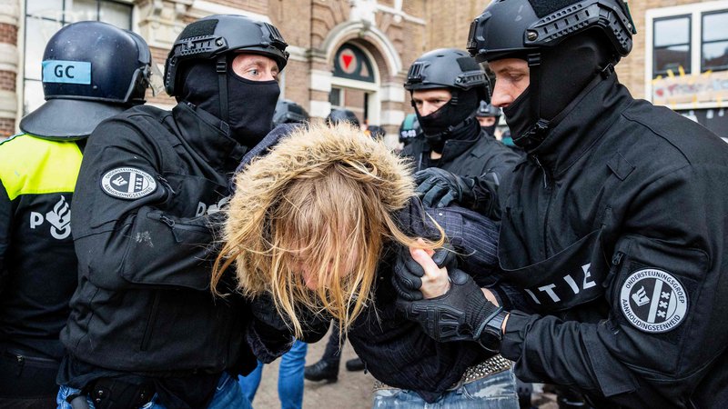 Fotografija: Nasilje nizozemske policije v Amsterdamu. FOTO: Ramon Van Flymen/AFP