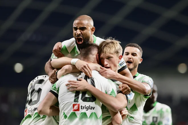 Takole so se Ljubljančani veselili gola, ki ga je zabil Dino Kojić za vodstvo z 1:0. FOTO: Voranc Vogel