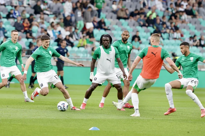 Peter Agba je bil aktiven že pred tekmo. FOTO: Voranc Vogel