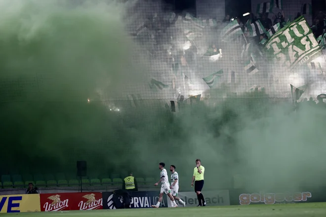 Ljubljanski navijači so vnovič zagotovili zadimljen derbi. FOTO: Voranc Vogel