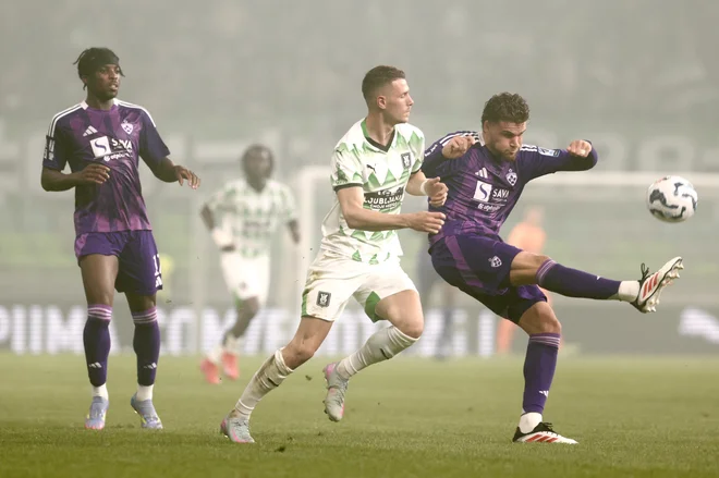 Mariborčani so bili v prvih 60 minutah boljši tekmec, v obrambo Olimpije se je moral vračati tudi domači napadalec Raul Florucz. FOTO: Voranc Vogel