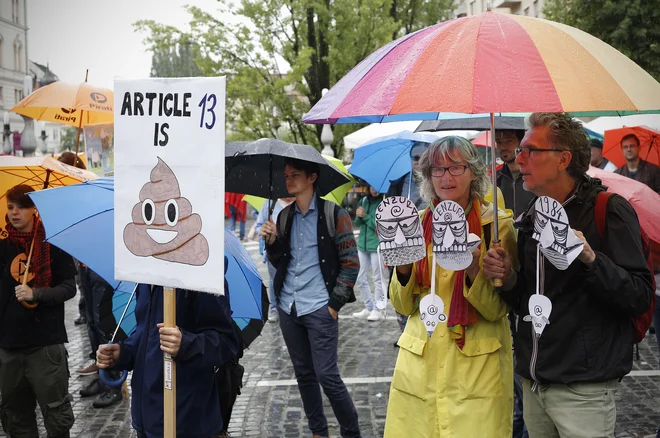 V dežju je bilo kar nekaj očitkov proti politiki. FOTO: Blaž Samec/Delo