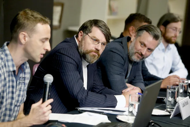 Okrogla miza, ki jo je pred dobrim tednom dni na to temo organizirala Slovenska tiskovna agencija, je pokazala, da še vedno obstaja velika razlika med obema stranema. FOTO: Roman Šipić